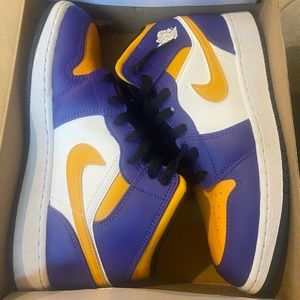 Teen/kids Air Jordan tennis shoes, size 5Y, Brand new!